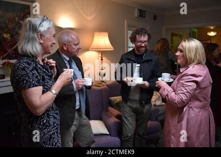 L'équipe et les conseillers locaux se réunissent pour un ''Ellen Hutchins festival ouverture 2019''. Bantry Co, Cork, Irlande. Banque D'Images