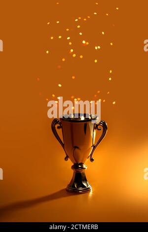 Il y a un gobelet brillant du gagnant sur la table. Banque D'Images