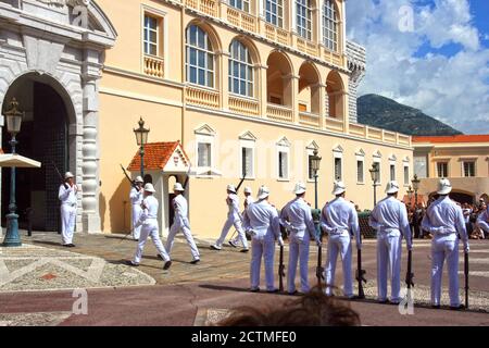 Chaque jour à midi, une cérémonie de relève de la garde a lieu sur la place du Palais, un rituel militaire solennel réalisé avec une parfaite coordination. Banque D'Images