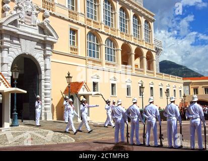 Chaque jour à midi, une cérémonie de relève de la garde a lieu sur la place du Palais, un rituel militaire solennel réalisé avec une parfaite coordination. Banque D'Images