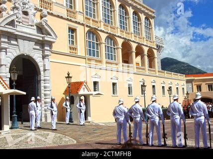 Chaque jour à midi, une cérémonie de relève de la garde a lieu sur la place du Palais, un rituel militaire solennel réalisé avec une parfaite coordination. Banque D'Images