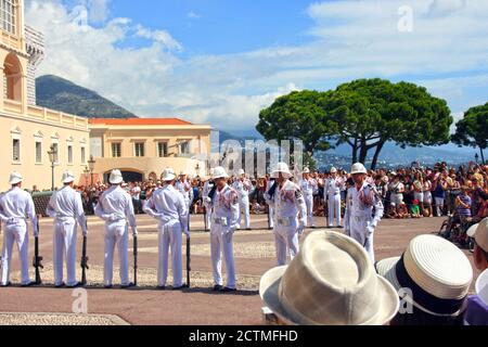 Chaque jour à midi, une cérémonie de relève de la garde a lieu sur la place du Palais, un rituel militaire solennel réalisé avec une parfaite coordination. Banque D'Images