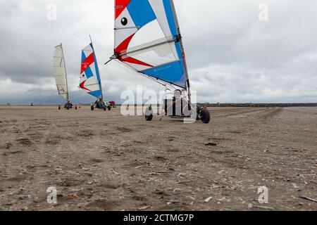 IJMUIDEN, NÉPAL - 17 juin 2017 : les gens qui font du vélo sur la plage sous un ciel nuageux Banque D'Images