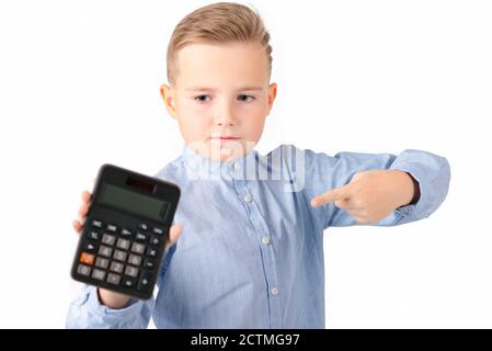 Un écolier s'affiche à la calculatrice. Portrait de drôle mignon 10s garçon . enfant fatigué avec la calculatrice regardant l'appareil photo. Arrière-plan blanc. Banque D'Images