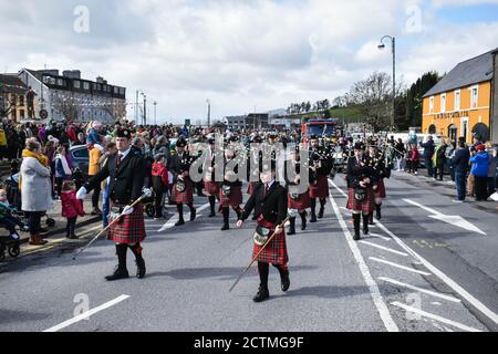 Ballingeary Pipe band jouant à la fête de la Saint Patrick à Bantry, Co Cork. Irlande. Banque D'Images