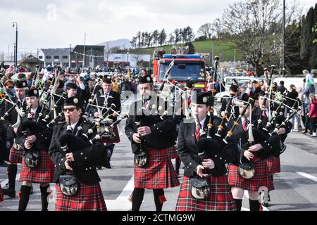 Ballingeary Pipe band jouant à la fête de la Saint Patrick à Bantry, Co Cork. Irlande. Banque D'Images