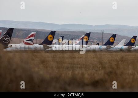 Teruel, Espagne. 23 septembre 2020. Les avions Lufthansa sont garés à l'aéroport de Teruel. L'aéroport de Teruel est utilisé comme grand parking pour les avions de diverses compagnies aériennes internationales, dont le trafic aérien a été considérablement réduit en raison de la pandémie de Corona. Credit: Javier Escriche/dpa/Alay Live News Banque D'Images