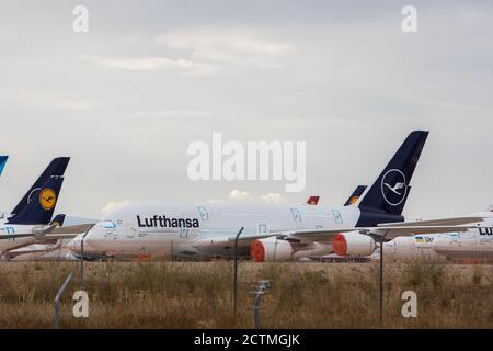 Teruel, Espagne. 23 septembre 2020. Un Airbus A380 de la compagnie aérienne Lufthansa est stationné à l'aéroport de Teruel. En raison du faible niveau de trafic intercontinental, Lufthansa a mis en service son plus gros avion A380 pendant une longue période. L'aéroport de Teruel est utilisé comme grand parking pour les avions de diverses compagnies aériennes internationales, dont le trafic aérien a chuté considérablement en raison de la pandémie de corona. Credit: Javier Escriche/dpa/Alay Live News Banque D'Images