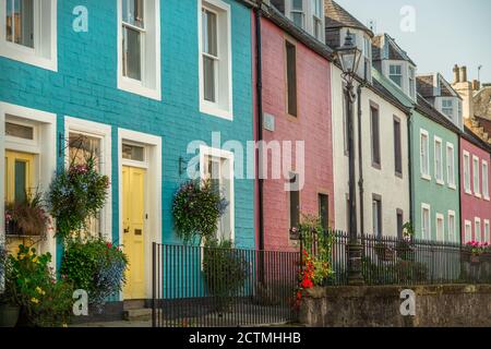 Maisons colorées en terrasse et paniers suspendus sur une rue dans le sud du Queensferry, en Écosse Banque D'Images