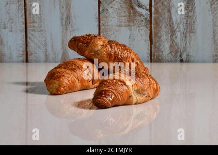 Un arrangement de croissants frais appétissant sur une table sur un arrière-plan non focaactif Banque D'Images