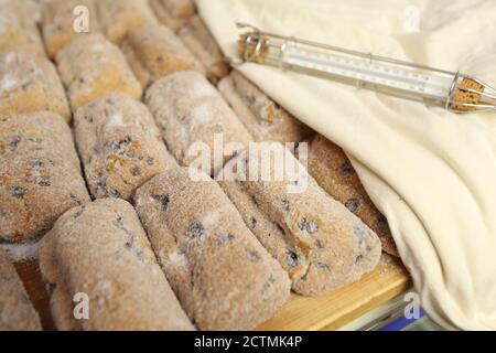 Wernigerode, Allemagne. 24 septembre 2020. Le château de Wernigerode abrite ce que l'on appelle Schlossstollen. Dans les vieux murs du XIIe siècle, la célèbre pâtisserie de Noël se trouve pendant quelques semaines et sera portée à maturité. C'est seulement alors que le Stollen est mis sur le marché. Credit: Matthias Bein/dpa-Zentralbild/ZB/dpa/Alay Live News Banque D'Images