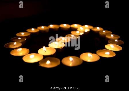 Gros plan de beau groupe lumineux et lumineux de lampes à l'huile de Earthen à l'occasion de Diwali et de Noël en Inde. Banque D'Images