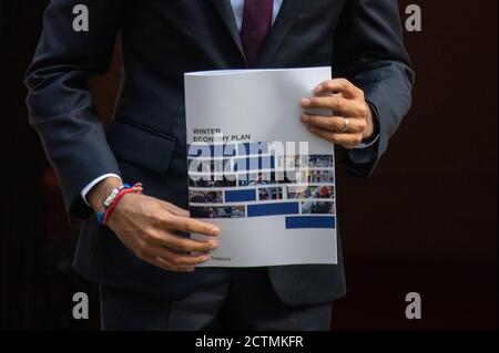 Le chancelier de l’Échiquier Rishi Sunak détient un exemplaire de son Plan d’économie d’hiver à l’extérieur du 11 Downing Street avant de se rendre à la Chambre des communes pour donner aux députés des détails sur son Plan d’économie d’hiver. Banque D'Images