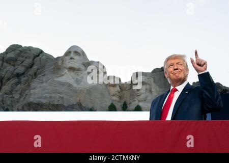 Fête des feux d'artifice de Mount Rushmore. Le président Donald J. Trump assiste à une célébration du 4 juillet le vendredi 3 juillet 2020, au Mount Rushmore National Memorial, à Keystone, en S.D. Banque D'Images