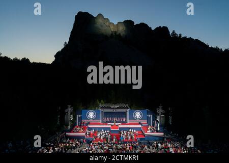 Fête des feux d'artifice de Mount Rushmore. Le président Donald J. Trump prononce un discours lors d'une célébration du 4 juillet, le vendredi 3 juillet 2020, au Mount Rushmore National Memorial, à Keystone, en Amérique du Sud Banque D'Images