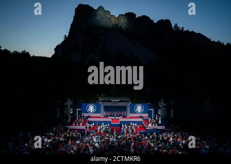 Fête des feux d'artifice de Mount Rushmore. Le président Donald J. Trump prononce un discours le vendredi 3 juillet 2020, lors de la célébration des feux d’artifice du mont Rushmore dans le Dakota du Sud en 2020, au monument national du mont Rushmore, à Keystone, en Caroline du Sud Banque D'Images