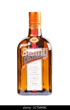 Guilin, Chine 5 mars 2020 UNE bouteille de liqueur de Cointreau importée de France isolée sur fond blanc Banque D'Images