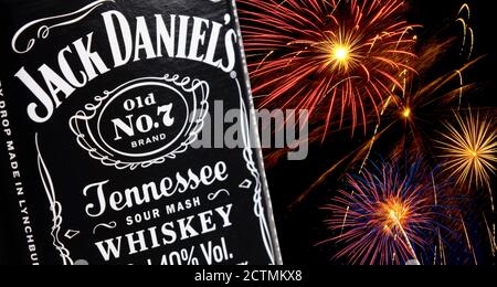 Guilin, Chine 8 mars 2020 UNE bouteille de whisky de la purée aigre de Jack Daniel isolée sur fond blanc Banque D'Images