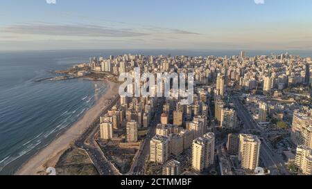 Beyrouth vue aérienne vue sur le paysage urbain et la plage de sable Banque D'Images