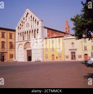 Années 1960, image historique de cette époque de l'église de Santa Caterina, Pise, Toscane, Italie, une église catholique romaine de style gothique. Cette petite église construite iin le milieu du XIIIe siècle à l'origine pour l'utilisation des Dominicains, est situé à l'extrémité de la piazza martri del iberta et avec est la façade gothique et Pisano sculptures est considéré comme un joyau caché. Banque D'Images