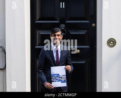 Le chancelier de l’Échiquier Rishi Sunak détient un exemplaire de son Plan d’économie d’hiver à l’extérieur du 11 Downing Street avant de se rendre à la Chambre des communes pour donner aux députés des détails sur son Plan d’économie d’hiver. Banque D'Images