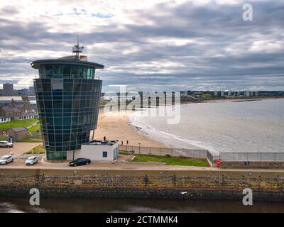 Conçu par SMC Parr Architects, le bâtiment en verre du Centre des opérations maritimes du port d'Aberdeen, en Écosse, au Royaume-Uni. Aberdeen Beach Banque D'Images