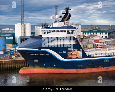 Amarré dans le port d'Aberdeen, en Écosse, le Highland Prestige, un remorqueur offshore / navire d'approvisionnement construit en 2007 et opérant dans la mer du Nord. Banque D'Images