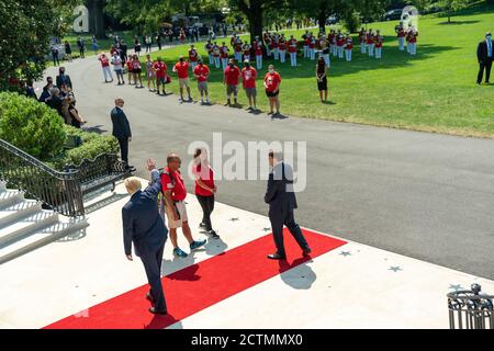 Le président Trump se réjouit de la marche maritime à la Maison Blanche. Le président Donald J. Trump, vu en compagnie du secrétaire aux anciens combattants Robert Wilkie, se délaye alors qu'il termine son accueil à la deuxième dame Karen Pence et à la Marine américaine Terry Sharpe le lundi 27 juillet 2020, sur la pelouse sud de la Maison Blanche. M. Sharpe a marché de la Caroline du Nord à Washington D.C. pour sensibiliser les vétérans aux suicides. Banque D'Images