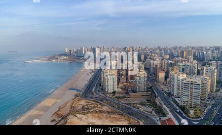 Beyrouth vue aérienne vue sur le paysage urbain et la plage de sable Banque D'Images