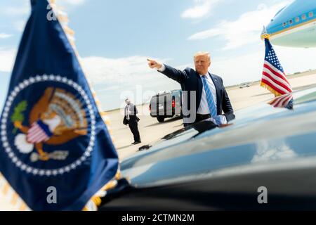 Le président Trump se rend au Texas. Le président Donald J. Trump fait des vagues et des gestes à la foule à son arrivée au port aérien et spatial international de Midland, à Midland, Texas, le mercredi 29 juillet 2020, où il a été accueilli par Texas Gov. Greg Abbott, ancien secrétaire à l'énergie Rick Perry, Texas Lt.Gov. DaN Patrick, président républicain du Texas, Allen West, candidats représentant les États-Unis et membres de la communauté. Banque D'Images