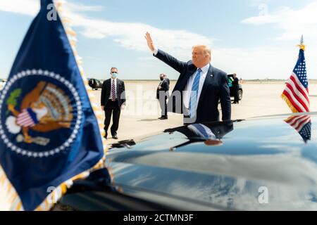 Le président Trump se rend au Texas. Le président Donald J. Trump fait des vagues et des gestes à la foule à son arrivée au port aérien et spatial international de Midland, à Midland, Texas, le mercredi 29 juillet 2020, où il a été accueilli par Texas Gov. Greg Abbott, ancien secrétaire à l'énergie Rick Perry, Texas Lt.Gov. DaN Patrick, président républicain du Texas, Allen West, candidats représentant les États-Unis et membres de la communauté. Banque D'Images