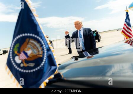 Le président Trump se rend au Texas. Le président Donald J. Trump fait des vagues et des gestes à la foule à son arrivée au port aérien et spatial international de Midland, à Midland, Texas, le mercredi 29 juillet 2020, où il a été accueilli par Texas Gov. Greg Abbott, ancien secrétaire à l'énergie Rick Perry, Texas Lt.Gov. DaN Patrick, président républicain du Texas, Allen West, candidats représentant les États-Unis et membres de la communauté. Banque D'Images