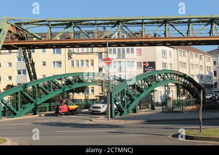 Ancien pont en acier, route du chemin de fer à suspension Wuppertal et bâtiments à Wuppertal, Allemagne, Europe. Banque D'Images