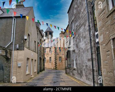 Une vue sur une rue commerciale déserte à Lerwick, la ville principale de Shetland, un archipel d'îles dans le nord du Royaume-Uni Banque D'Images