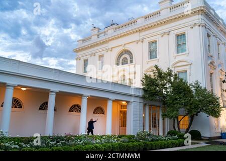 Le 23 août 2020, le président Donald J. Trump fait signe de bonne nuit alors qu'il marche le long de la Colonnade, se dirigeant vers la résidence de la Maison Blanche après une journée de fonctions officielles. Banque D'Images