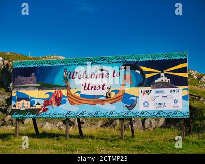 Par une journée ensoleillée avec un ciel bleu, le panneau Welcome to Unst au terminal de ferry de Belmont, au sud de l'île d'Unst, à Shetland, en Écosse, au Royaume-Uni Banque D'Images