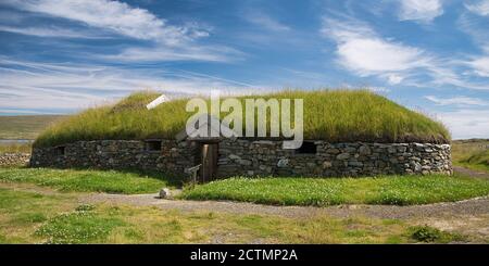La longue maison viking reconstruite près de Haroldswick, Unst, Shetland, Écosse, Royaume-Uni. Pris par une journée ensoleillée avec un nuage léger. Banque D'Images