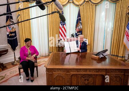 Le 28 août 2020, le président Donald J. Trump a signé une grâce pour Alice Marie Johnson, qui a vu sa peine d'emprisonnement à perpétuité commuée en 2019. La signature a eu lieu dans le bureau ovale de la Maison Blanche. Banque D'Images