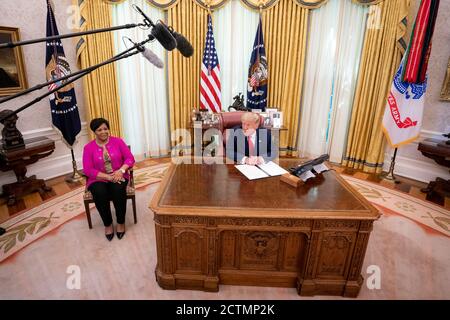 Le 28 août 2020, le président Donald Trump a accordé une grâce complète à Alice Marie Johnson, dont la peine d'emprisonnement à perpétuité a été commuée en 2019, lors d'une cérémonie à la Maison Blanche. Banque D'Images