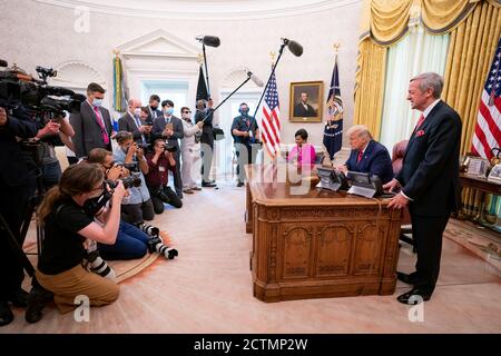 Le 28 août 2020, le président Donald Trump a accordé un pardon complet à Alice Marie Johnson lors d'une cérémonie dans le bureau ovale. Le pasteur Robert Jeffress a récité une prière au cours de l’événement, qui a marqué un moment important dans la réforme de la justice pénale. Banque D'Images
