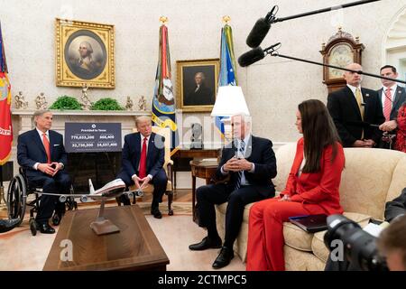 Le président Trump rencontre le gouverneur du Texas. Le président Donald J. Trump, accompagné du vice-président Mike Pence et des membres du Groupe de travail sur le coronavirus de la Maison Blanche, rencontre Texas Gov. Greg Abbott le jeudi 7 mai 2020, dans le bureau ovale de la Maison Blanche. Banque D'Images