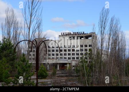 L'hôtel Polissya est l'un des plus hauts bâtiments de la ville abandonnée de Pripyat, en Ukraine (qui a été affectée par la catastrophe de Tchernobyl). Banque D'Images