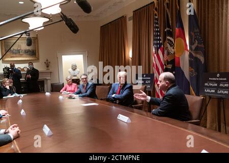 Le président Trump rencontre le gouverneur du CO et le gouverneur de la ND. Le président Donald J. Trump écoute le gouverneur du Colorado, Jared Polis, qui a prononcé son discours le mercredi 13 mai 2020 dans la salle du Cabinet de la Maison Blanche. Banque D'Images