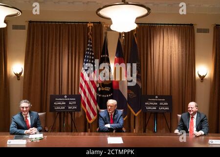 Le président Trump rencontre le gouverneur du CO et le gouverneur de la ND. Le président Donald J. Trump rencontre le gouverneur du Dakota du Nord, Doug Burgum, à gauche, et le gouverneur du Colorado, Jared Polis, à droite, le mercredi 13 mai 2020, dans la salle du Cabinet de la Maison Blanche. Banque D'Images