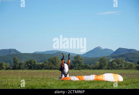 Un rituel parachutiste habile peu après le moment de l'atterrissage tir coloré à Slavnica, Slovaquie, le 19 septembre 2020. Banque D'Images