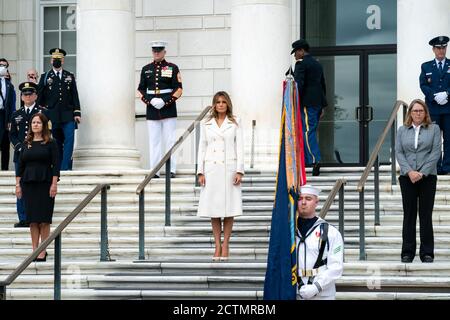 Memorial Day 2020. La première dame Melania Trump, rejointe par la deuxième dame Karen Pence et Mme Leah Esper, épouse du secrétaire à la Défense Mark Esper, participent à une cérémonie de pose de couronne du jour du souvenir à la tombe du soldat inconnu au cimetière national d'Arlington le lundi 25 mai 2020, à Arlington, en Virginie Banque D'Images