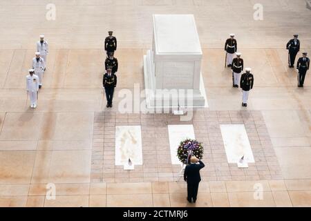 Memorial Day 2020. Le président Donald J. Trump salue sa participation à la cérémonie de pose de couronnes du Memorial Day à la tombe du soldat inconnu du cimetière national d'Arlington le lundi 25 mai 2020, à Arlington, en Virginie Banque D'Images