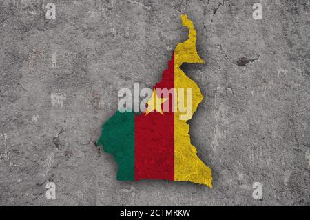Carte et drapeau du Cameroun sur le béton abîmé Banque D'Images
