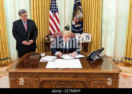 Le président Trump signe un décret-loi sur la prévention de la censure en ligne. Le président Donald J. Trump, rejoint par le procureur général des États-Unis William Barr, signe un décret exécutif sur la prévention de la censure en ligne le jeudi 28 mai 2020, dans le Bureau ovale de la Maison Blanche. Banque D'Images