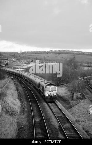 66621 se dirige vers le sud avec un train de wagons-citernes à Tapton Junction. Banque D'Images